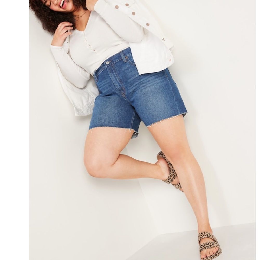 Old Navy High-Waisted Slouchy Cut-Off Jean Shorts for Women 5-inch inseam - Picture 3 of 9